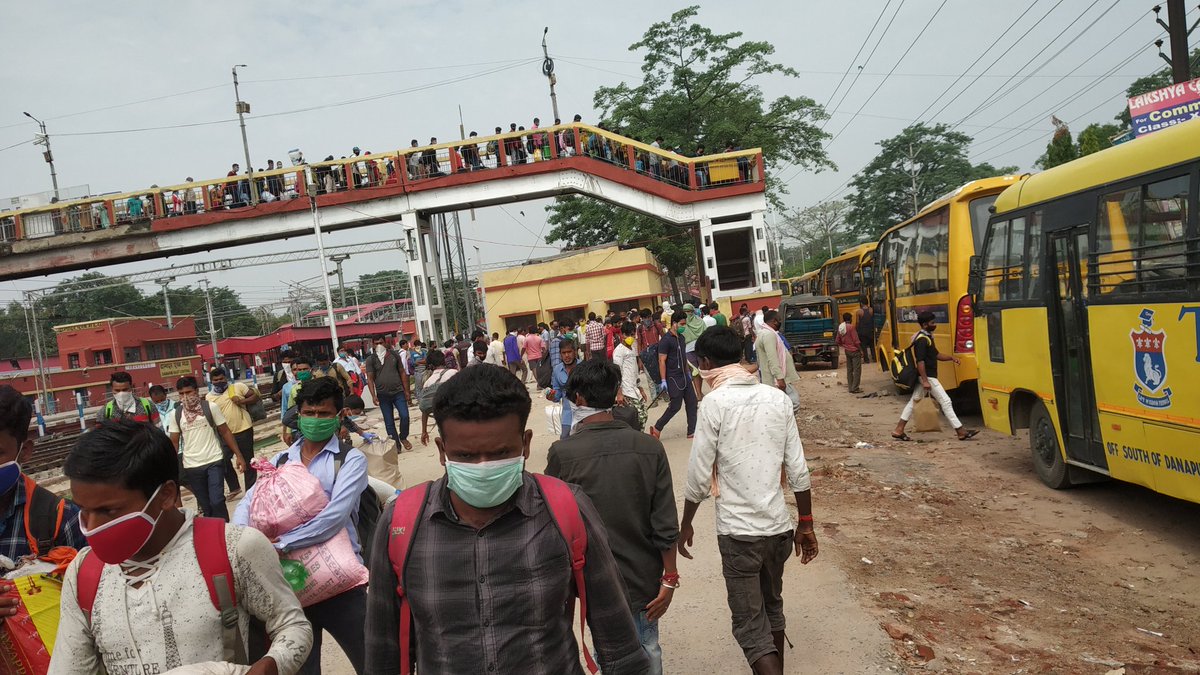 Adv_Basankumar's tweet image. No social distancing nothing 
No Corona in Bihar By_ Bihar police
At Danapur no check no police passengers on their own
@NitishKumar  @SushilModi @PMOIndia @girirajsinghbjp @yadavtejashwi @TejYadav14  @RabriDeviRJD  In this pandemic also officials are sleeping #GodsaveBihar