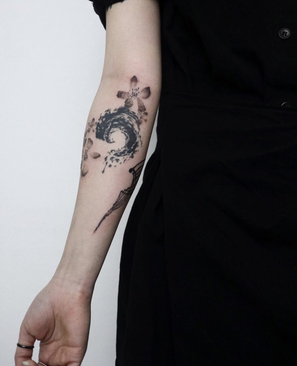 silenceflow1's tweet photo. 🌺
. 

 #동양화일러스트 #수묵화일러스트 #waterpaintings #blacktattooart #orientaltattoo #심플타투 #감성타투도안  #가로수길타투샵 #tattoodesign #한국화 #한국화타투 #타투발색 #오오티디패션 #패션소품 #타투포트폴리오 #타투발색  #수채그림 #발자국 #발자국타투 #발걸음  #추상화타투 https://t.co/D3iWPhEx6g