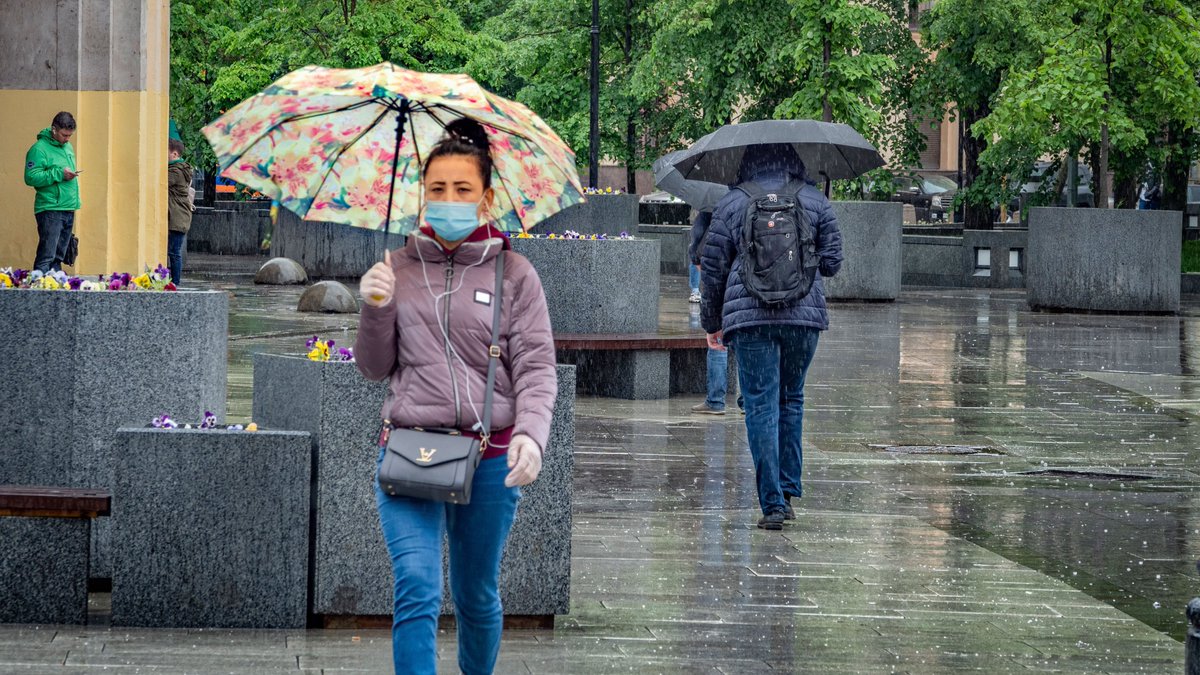 теплая погода. завтра будет пасмурная погода. лето гроза. сильный дождь. дождь в городе.