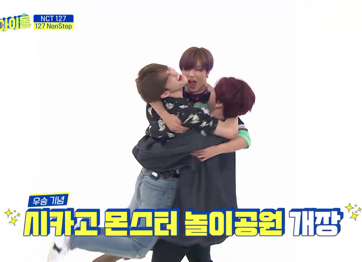 Imissyousaumus's tweet photo. โคตรแด๊ดดี้ อุ้มลูกชายสองคนตัวลอยเลยพี่จอน แงง #JOHNNY https://t.co/4Hu98WHtgX