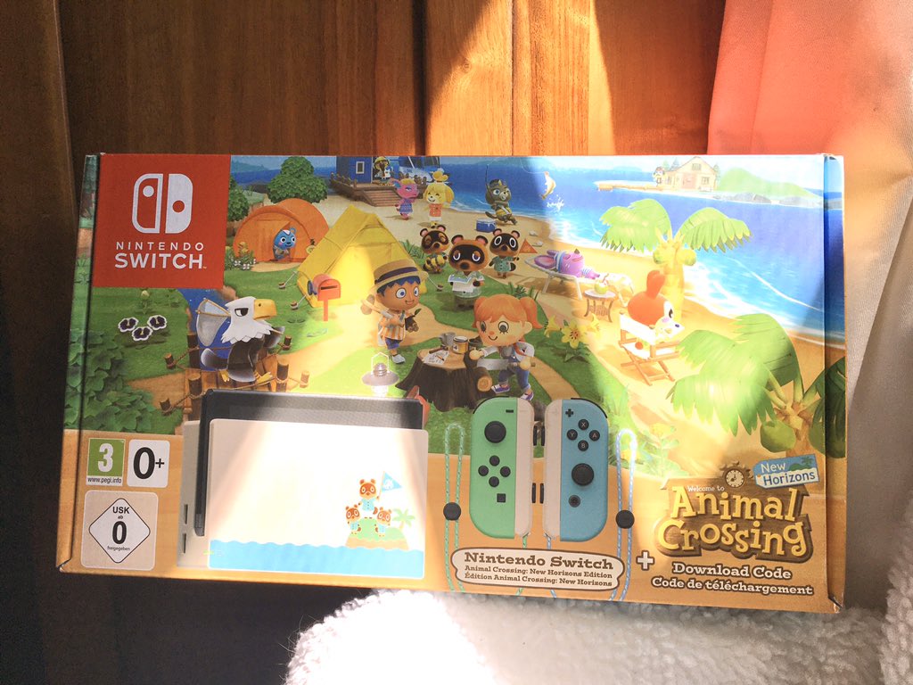 Maaugom's tweet photo. Après 1001 péripéties, elle est enfin là 🙈 Merci infini à @nintendalerts . Ma toute première Switch mais mon énième Animal Crossing, beaucoup trop hâte de retomber en enfance 🌹 https://t.co/TGk0fYWkRM