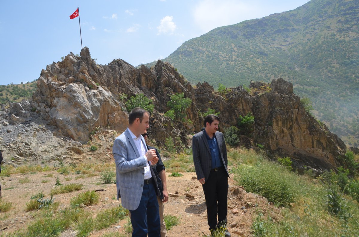 TCSemdinli's tweet photo. Kaymakamımız Sayın @ykp_gvn İlçe Özel İdare Müdürlüğü ekipleri tarafından Boğazköy’de  yapılan yol çalışmalarını yerinde inceledi. @HakkariValiligi @idrisakbiyik https://t.co/MmCUfloe6J