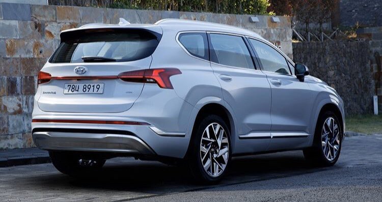 stickshifter_in's tweet photo. #Hyundai revealed the design of 2021 Santa Fe. The styling is bold with significant interior and exterior updates. The 2020 Santa Fe comes with new features, T - shaped LED DRLs, revamped bumpers, 20-inch alloys, redesigned dashboard and centre console and a hybrid powertrain. https://t.co/4KHA24Zt7x
