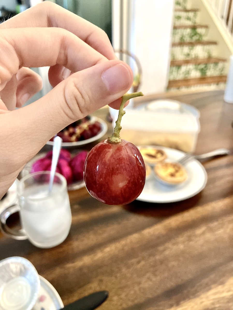 CASS_CHONG's tweet photo. These are grapes. LOL. Why does it look more like an 🍆 and 🍒. #food #fruits https://t.co/fP1jDW3zVW