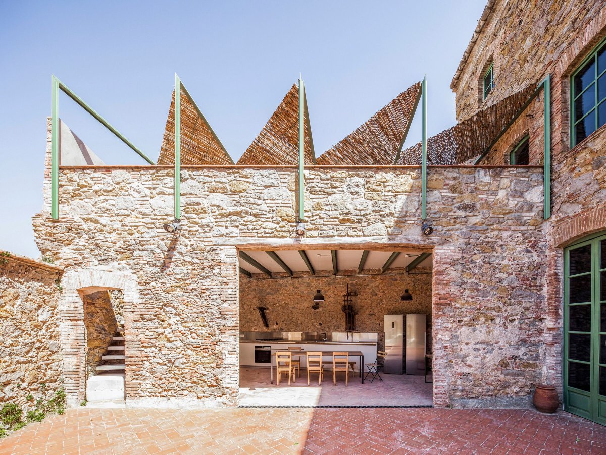 retokommerling's tweet photo. #MiercolesEnLadrillado _ Dirk y la fábrica de chocolate diseñada por Anna yEugeni Bach, arquitectos. "El proyecto propone una solución que permita el disfrute de los espacios diáfanos originales, al tiempo que introduce pequeñas modificaciones." #Arquitectura #Architecture https://t.co/wgCfJeUP5Q