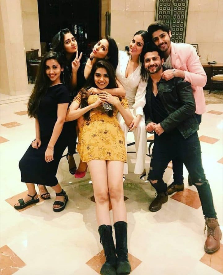 #Thrwoback TO THIS LOVELY PICTAA 😍BEAUTIFUL DAYS AND BEAUTIFUL SMILES 💜💜MISSING THOSE DAYS 😥😥HOPE TO SEE YOU ALL TOGETHER SOON..  <a href="/DheerajDhoopar/">Dheeraj Dhoopar</a> <a href="/VinnyArora2/">Vinny Arora</a> <a href="/AryaSmilesa/">shraddha arya</a> @AbhishekKapur10 <a href="/anjumfakih/">anjum fakih</a> #FREINDSFOREVER #love