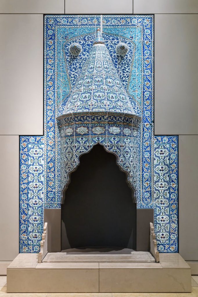 مدفأة تركية مبلطة من اسطنبول صنعت عام 1731م، معروضة الآن في متحف فيكتوريا وألبرت في لندن.