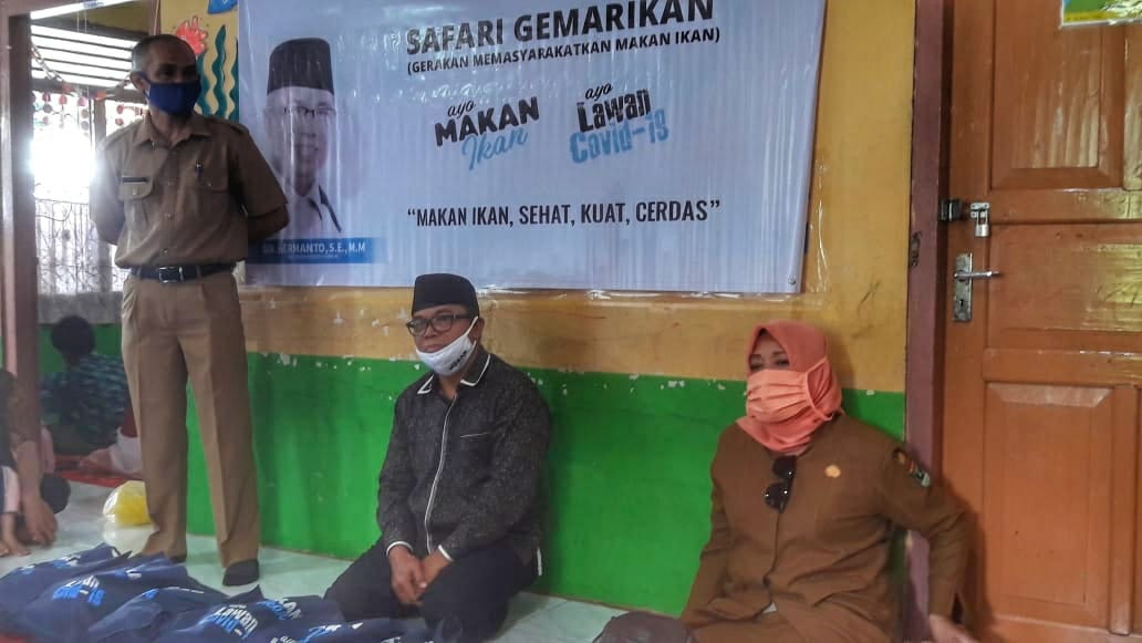 DinasSolok's tweet photo. Safari Gemarikan Berupa Pemberian Bantuan Ikan/Olahan Ikan kpd Masyarakat Yg Terdampak Covid19 di Kab.Solok Prov.Sumatera Barat secara simbolis oleh DR.HERMANTO,SE,MM Anggota Komisi IV DPR-RI, Direktorat Pemasaran @Ditjen_PDSPKP, DKP Prov.Sumbar &amp; Dinas Perikanan Kab. Solok https://t.co/m56CyjwA9q