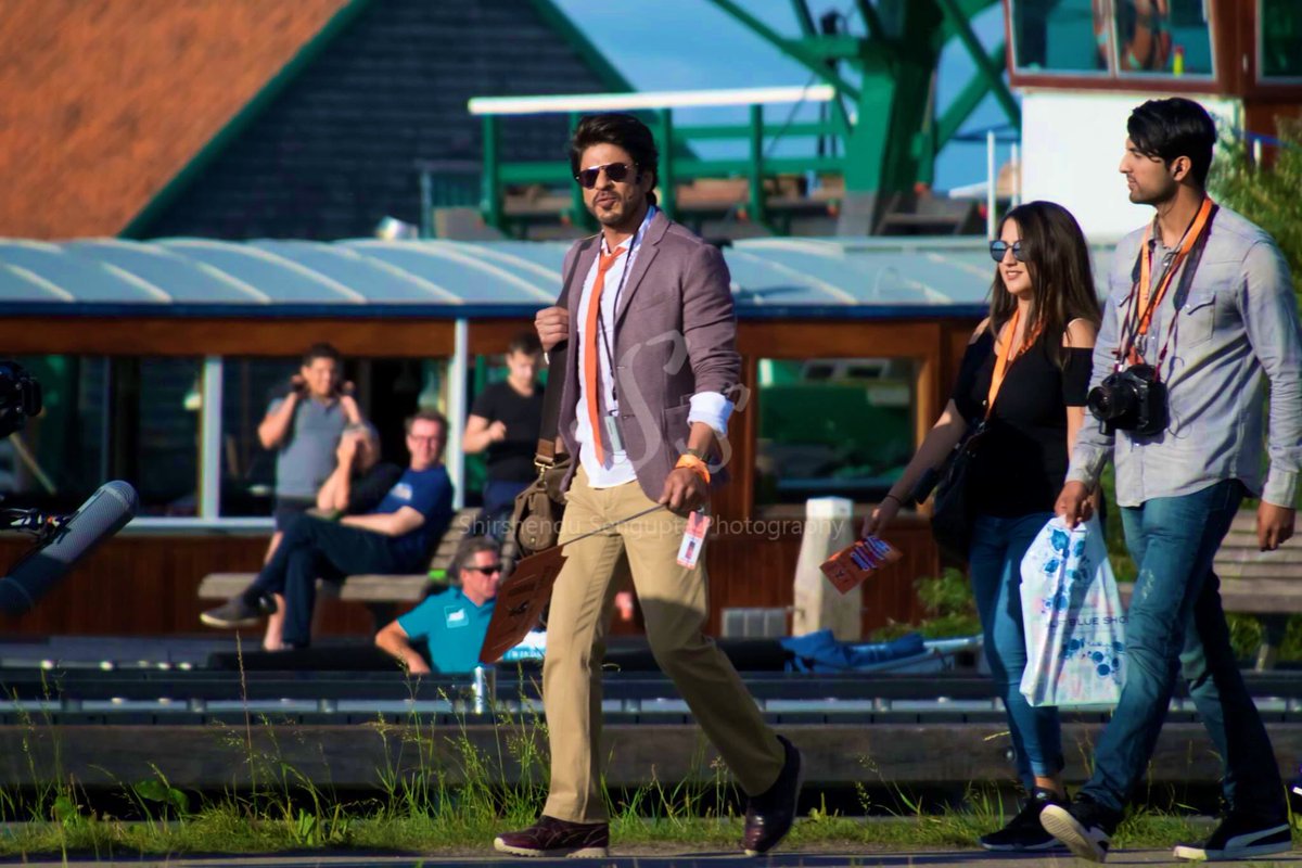 iamJagatjit45's tweet photo. @iamsrk sir's look in JHMS was lit af 🔥 https://t.co/yjaqQ4ELQs