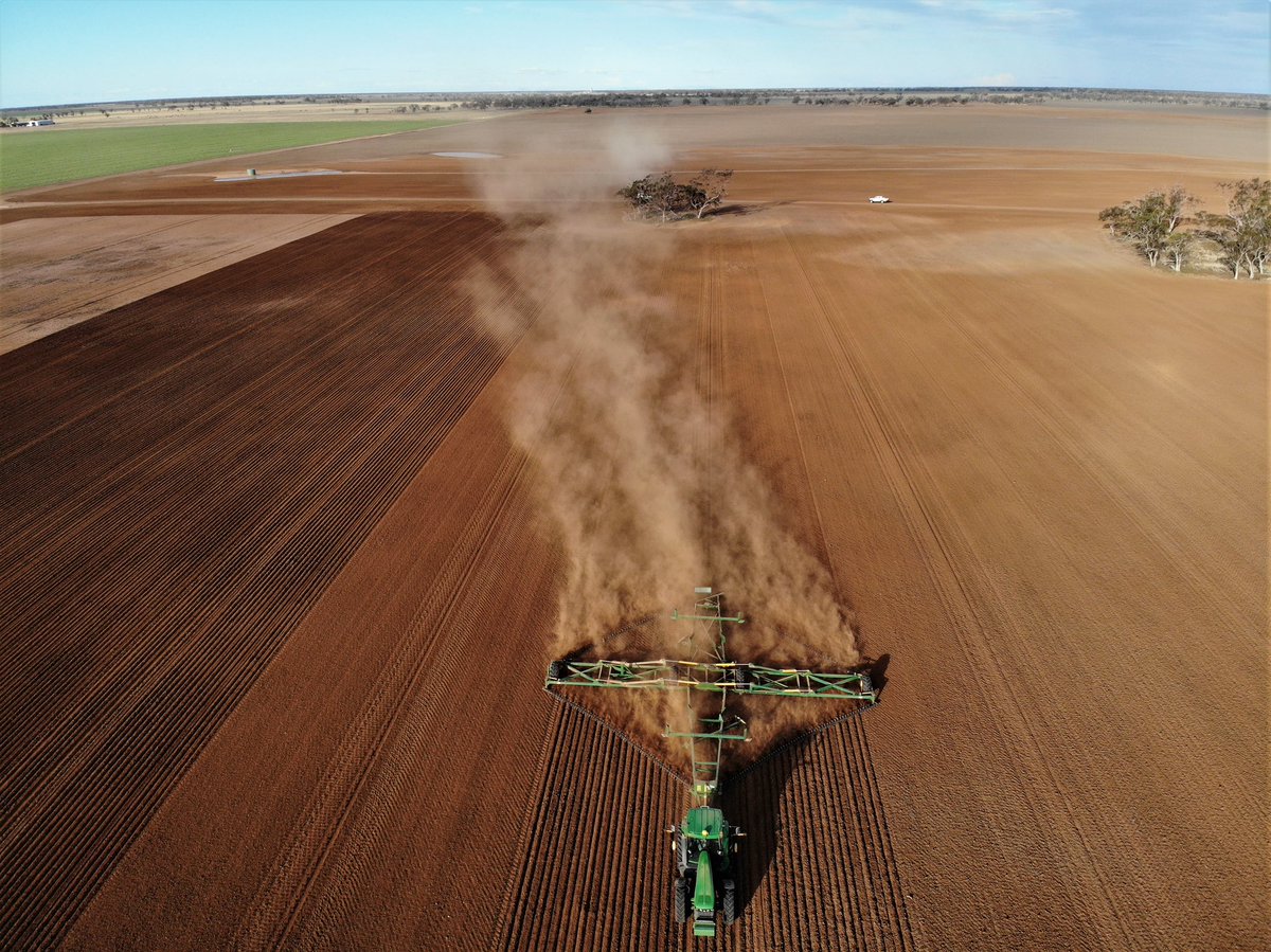 AgEconAus's tweet photo. Planting 2020 done and dusted ππ». The prickle chain following the planter in the last runs of the season #BurrenJunction, NSW. πΈHarry Powellππ»#chickpeas #agchatoz #ausag #agriculture @ABCRural @abclandline #viewfromtheland https://t.co/0O1ksUGwXe