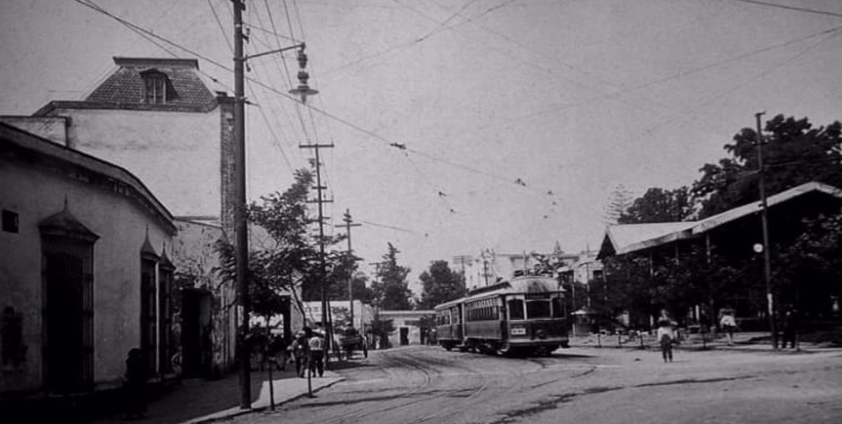 luismorabrito's tweet photo. Por años, San Ángel se mantuvo a las afueras de la ciudad. Para llegar había que tomar un tranvía que salía del centro. En 1928, este barrio se volvió famoso el asesinato de Álvaro Obregón —en el restaurante de La Bombilla—, motivo por el cual la alcaldía  se llama así. https://t.co/19DmlcV8mv