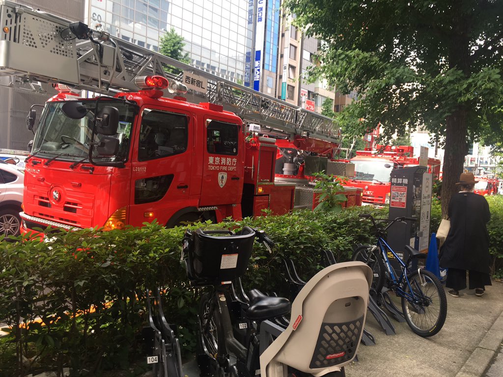 のむ 新宿の甲州街道に消防車がたくさん どうしたんだろう 新宿 消防車