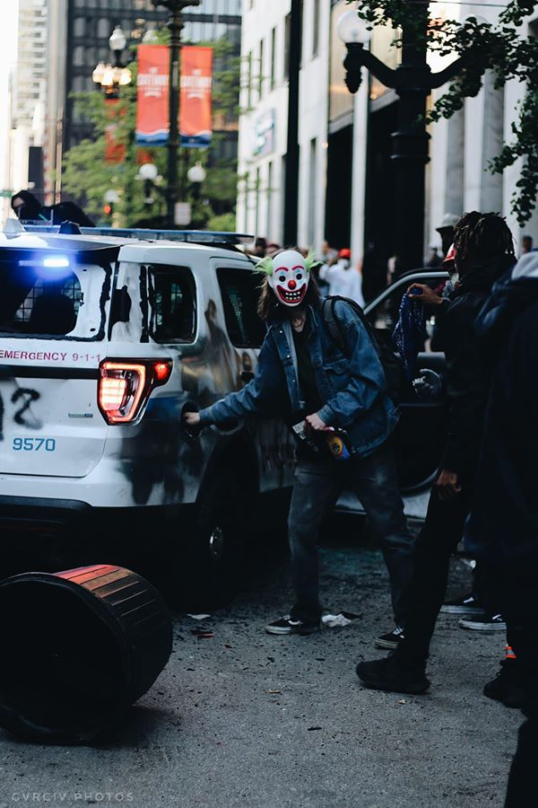 naismithspaldi2's tweet photo. This white person behind the mask is the perfect example of an outside agitator trying to besmirch the true spirit of the protest. He set this police car on fire in Chicago ! This is the type of news that isn't being reported on enough ! Btw this 🤡 was later arrested ! https://t.co/MPo9zTSVJb