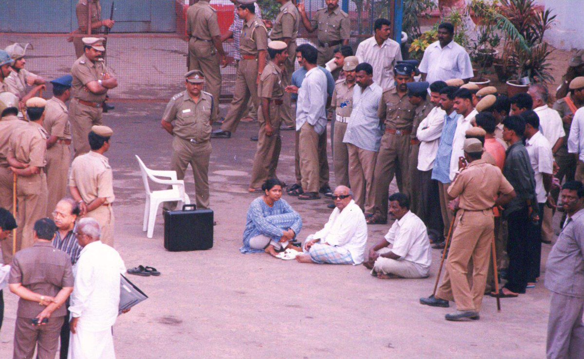 vijayakumar53's tweet image. சர்வதேச ஊழல் தினம் இன்று!!!
#HBDFatherOfCorruption