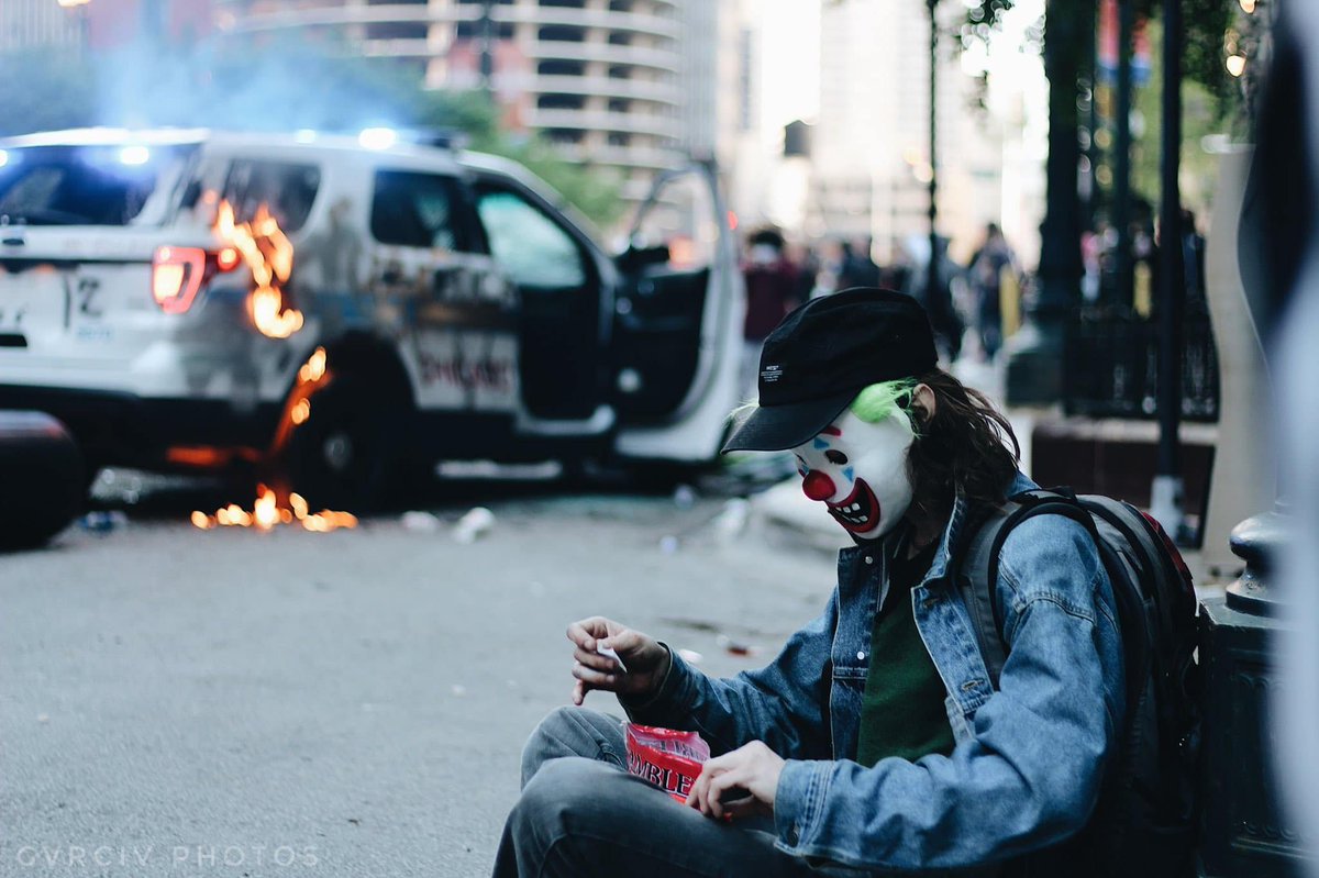 naismithspaldi2's tweet photo. This white person behind the mask is the perfect example of an outside agitator trying to besmirch the true spirit of the protest. He set this police car on fire in Chicago ! This is the type of news that isn't being reported on enough ! Btw this 🤡 was later arrested ! https://t.co/MPo9zTSVJb