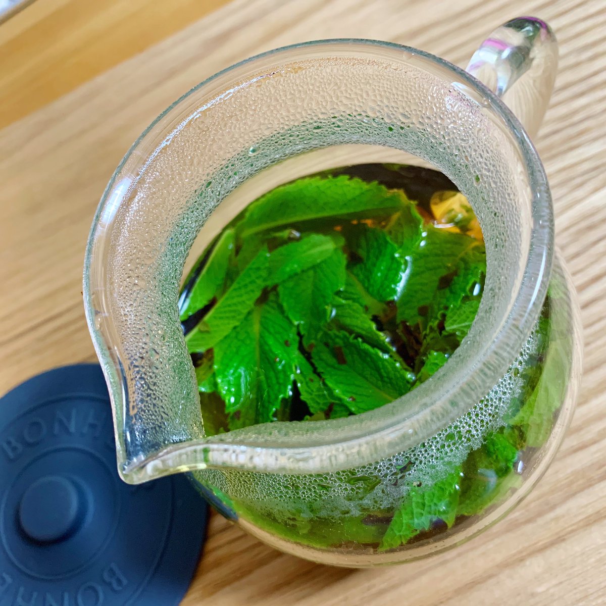 ミカぱんだ ミント第2弾 モロッコミントティー フレッシュミントティーは あんまし好きじゃない モロッコミントティー は 中国茶 緑茶 とミントを煮出し 砂糖を入れたカップに高い位置から注ぐ というものらしい