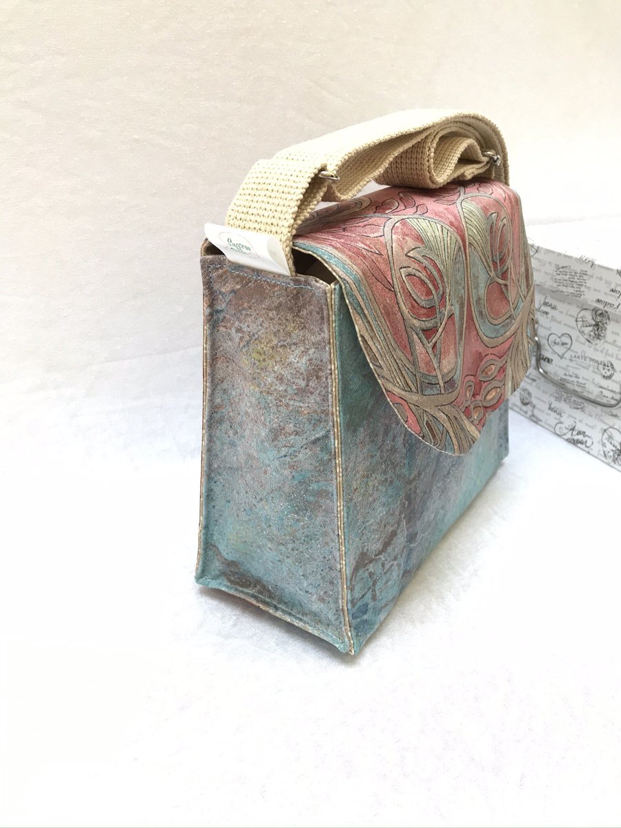 RachelHutty's tweet photo. Morning #earlybiz , what’s the wet stuff falling from the sky 🤔
The garden loves it!
Just thought I’d share this pretty little boxy shoulder bag.
https://t.co/85AwsLXZrF
#neoclassicaldesign #handmadebags #ukcraft #Londonislovinit https://t.co/KzMB5Mj3GA