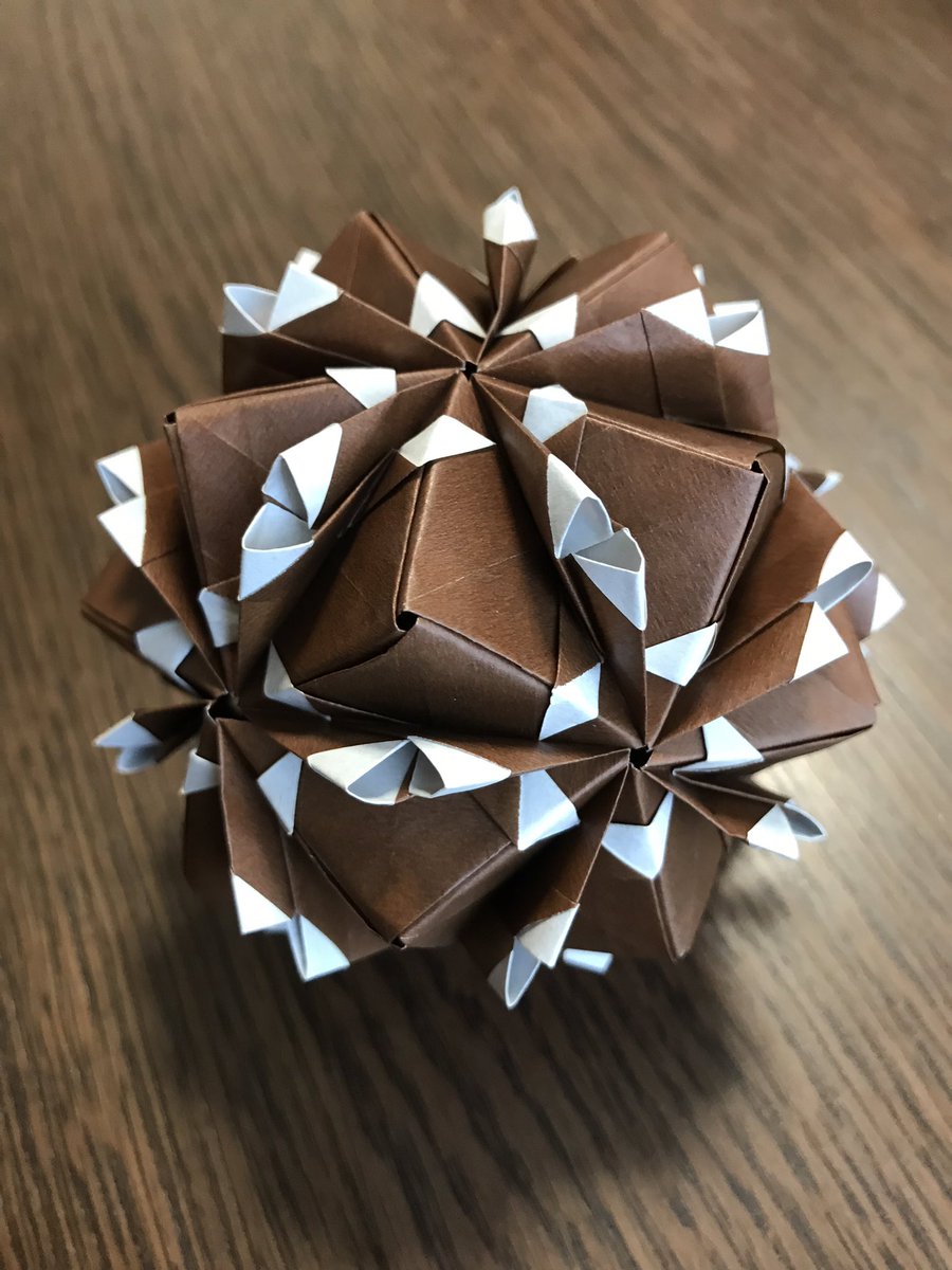 Yui 同じ色を使ってるのに折り方で全部違うからすき チョコレート色かわいい そしてまだ同じ色で違うの作ってる ユニット折り紙 折り紙作品