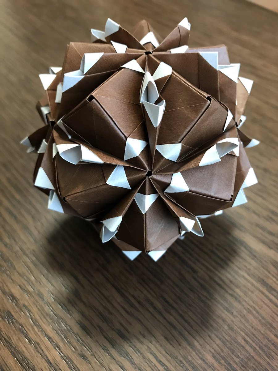 Yui 同じ色を使ってるのに折り方で全部違うからすき チョコレート色かわいい そしてまだ同じ色で違うの作ってる ユニット折り紙 折り紙作品