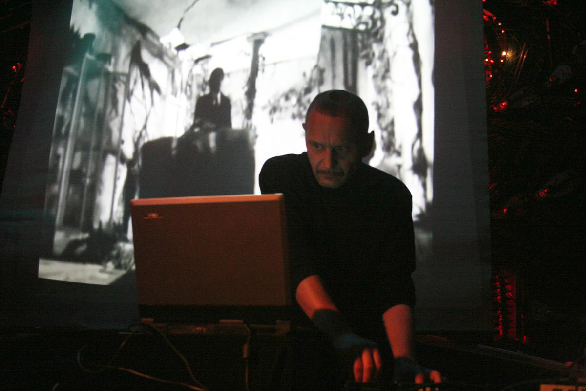 Cryptuniverse's tweet photo. Live at Cross Club - "Underlying Scapes" #Prague, #Czechia
#industrial #ambient #contemporary #music #live #soudscape #composer https://t.co/oLEVXyya62