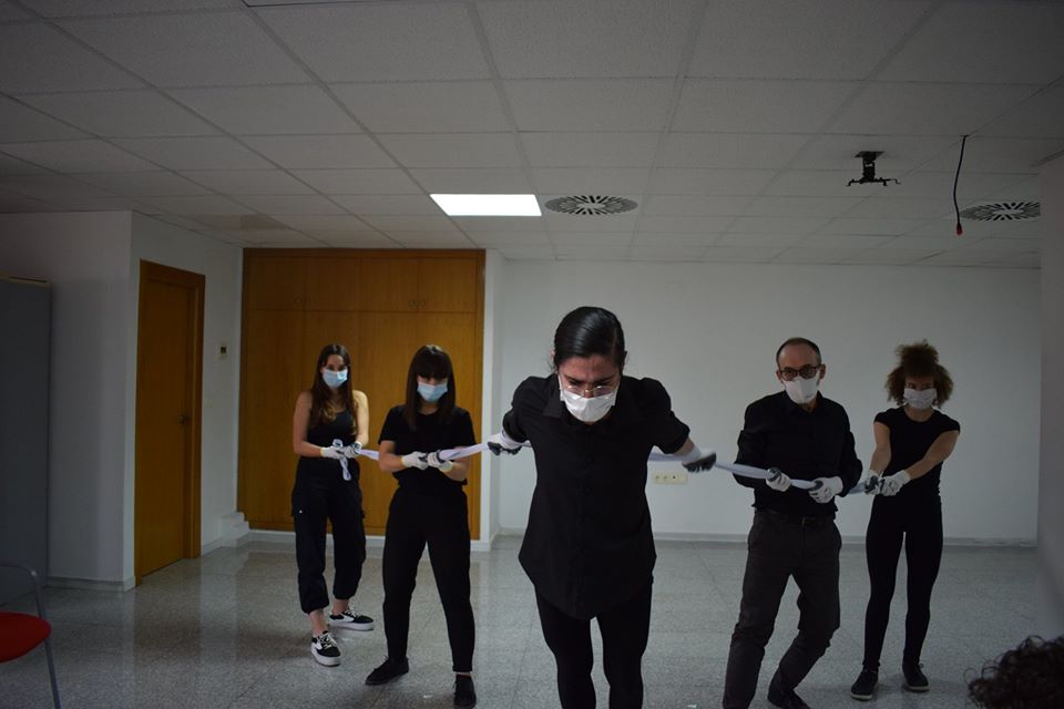 El grupo de teatro "Los bastardos de Shakespeare", que dirige nuestro compañero Andrés Mondéjar, ha estrenado con gran éxito de público y crítica su versión de Terror y miseria del Tercer Reich, de B. Brecht.
Aquí nos dejan unas cuantas imágenes...
