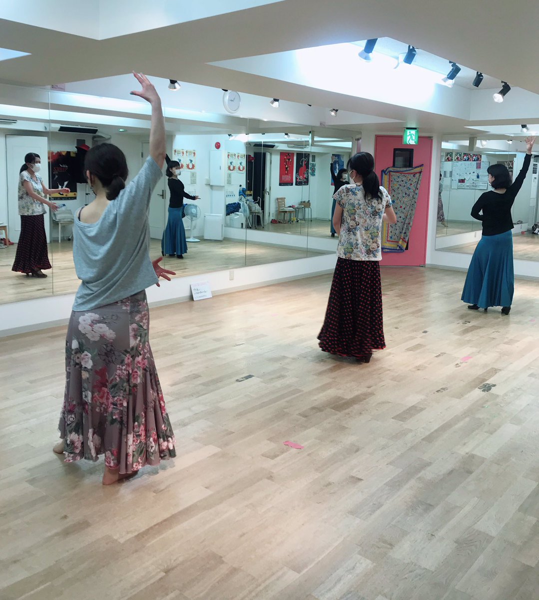 小形衣里フラメンコ教室 Tokyo Auf Twitter 元気にクラス再開致しました 2メートル距離を取り 換気の為 窓やドアを開けたままエアコンをつけて三密絶対ng 広々スタジオでの新スタイルのフラメンコレッスン です しばらくは コレでいきます フラメンコ生徒