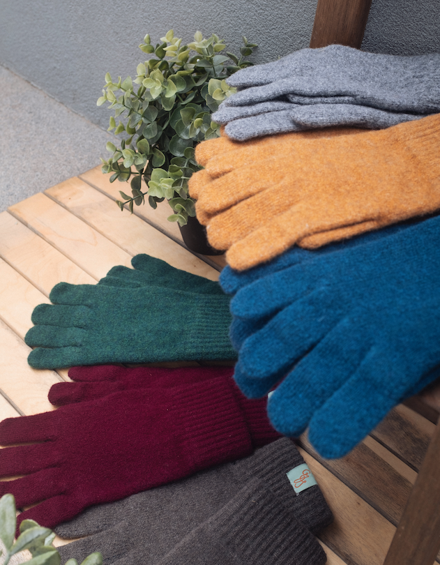 Our lambswool gloves comes in an wonderful array to keep winter looking warm and colourful. 🌈 Pick your favourite!

soo.nr/1Odm