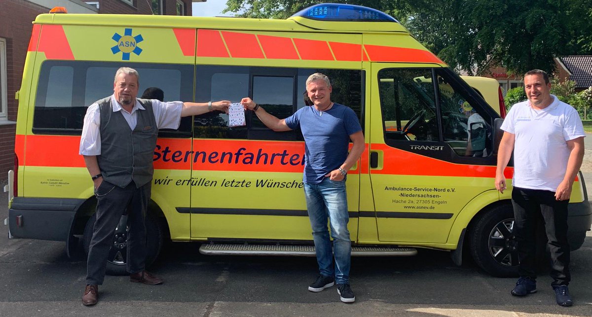 FWenzlow's tweet photo. Spendenübergabe durch den Buchautor Andreas Winkelmann "Antwort auf vielleicht", der für unser Projekt die Sprechergage für das einlesen des Hörbuches in Höhe von 3.500,00 €uro spendete. https://t.co/3yZkZS6CrC