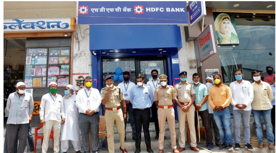 NagarPolice's tweet photo. मा.पोलीस अधीक्षक श्री.अखिलेश कुमार सिंह यांच्या प्रयत्नातून अहमदनगर शहरातील मुकूंदनगर येथे स्थानिक नागरिकांचा उपस्थितीत HDFC बँकेच्या ATM चे उदघाटन करण्यात आले.
@DGPMaharashtra https://t.co/wvzBjVDIsm