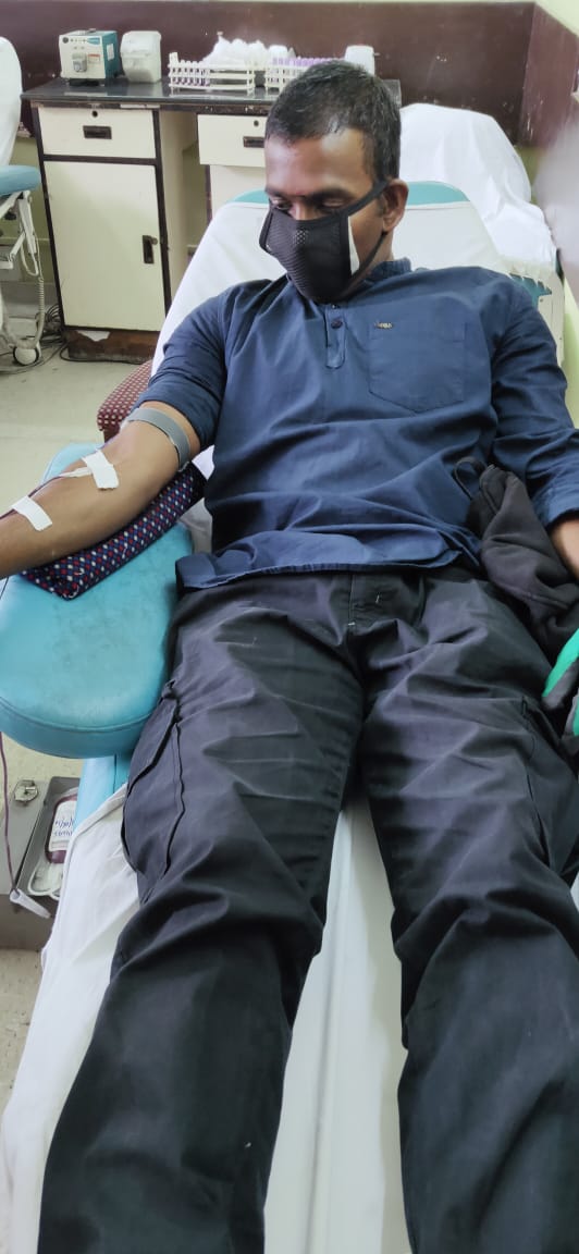 Constables T. T Rao and Gopinath M of 144 Bn &amp; 21 Bn <a href="/crpfindia/">🇮🇳CRPF🇮🇳</a> <a href="/JKZONECRPF/">J&K ZONE</a> <a href="/crpf_srinagar/">Srinagar Sector CRPF 🇮🇳</a> respectively donated blood to Mushtaq Ahmed.
#HelpUsToHelpYou
For any assistance 24x7 call <a href="/CRPFmadadgaar/">CRPF Madadgaar</a> on 14411.
#donateblood