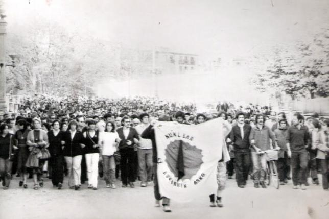 Helios_EM's tweet photo. El 3 de junio de 1979, durante una protesta pacífica contra la Central #Nuclear de Lemoniz y el Polígono de Tiro de las Bardenas, un guardia civil mataba de un tiro en la nuca a Gladys del Estal, militante ecologista de 23 años. El Guardia Civil nunca ingresó en prisión https://t.co/MnzmgWlxaw