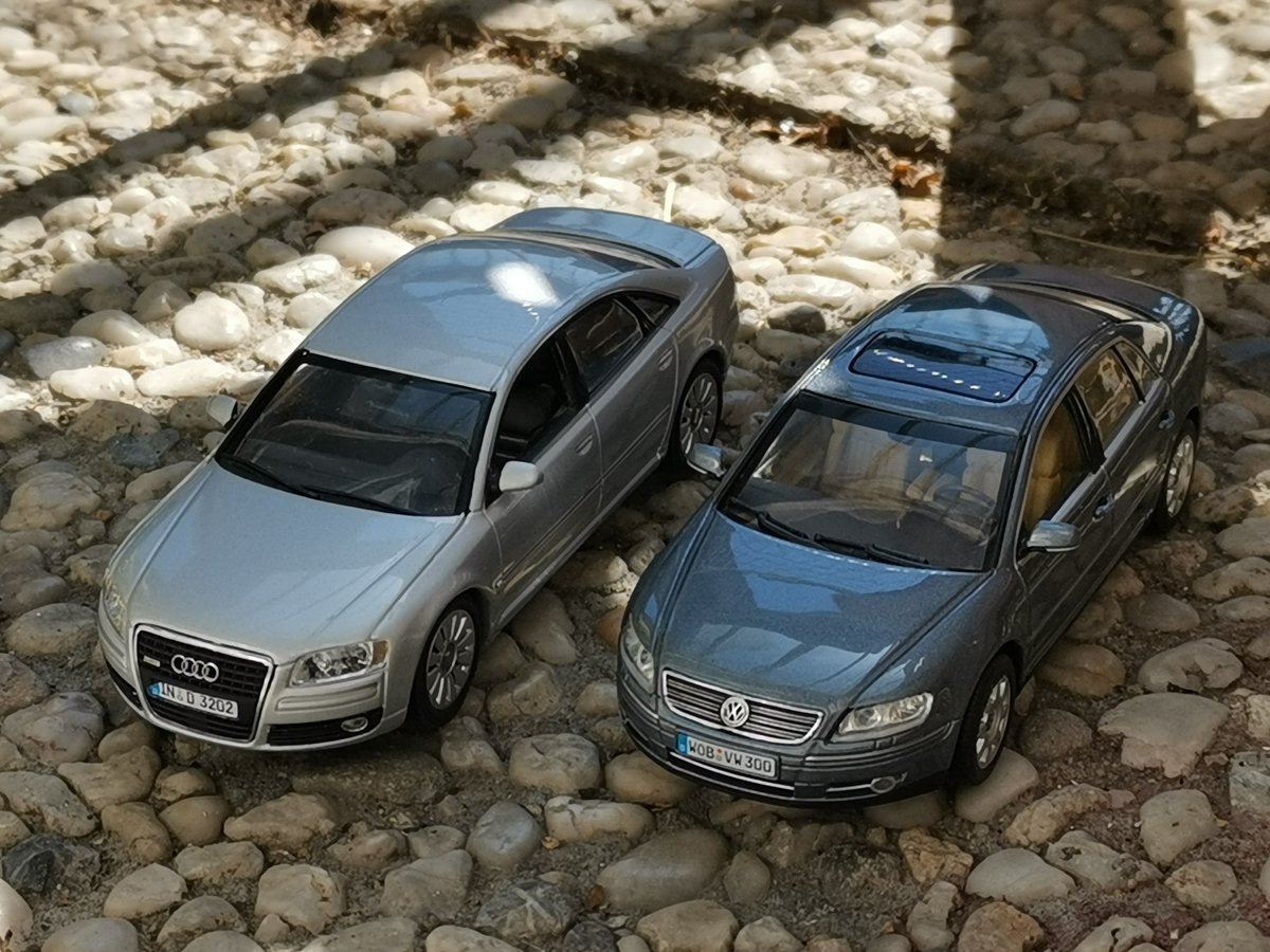 ModellautoNews's tweet photo. Die #Facebook-Gruppe "Modellautos sammeln im Maßstab 1:87 - 1:18" hat die Themenwoche #Minichamps. Hier ein #Audi A8 aus der Zeit, in der @Audi noch stark gestylte #Autos baute und ein #Volkswagen #VW #Phaeton ohne Schummelsoftware aus #Diecast in 1:43 https://t.co/w5tXX2jUgb