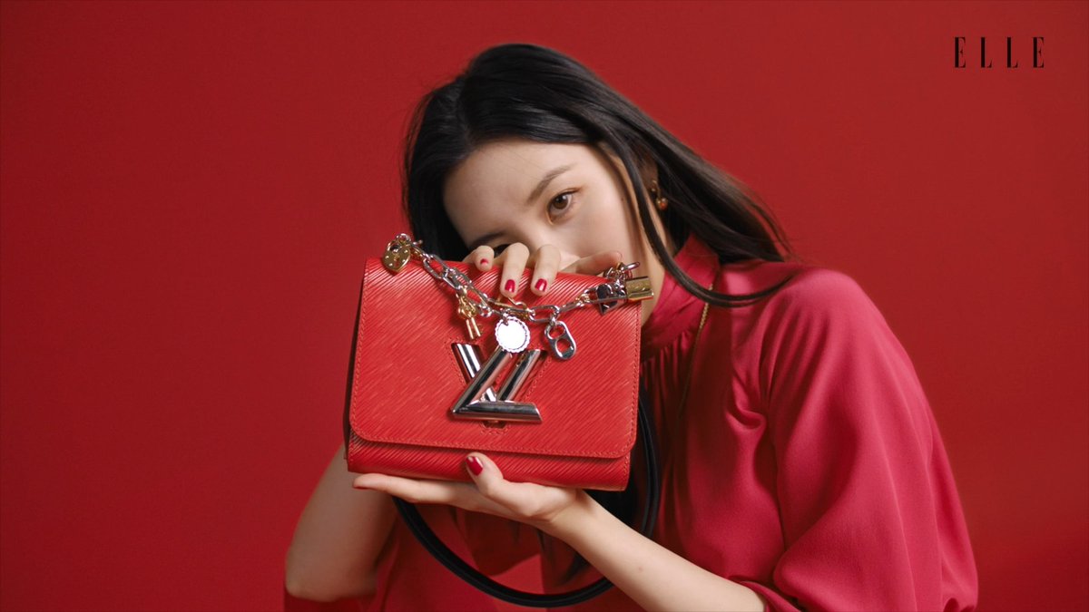 ELLE_KOREA's tweet image. #TwistGirls 루이 비통의 트위스트 걸스를 만났습니다. 그 마지막 아티스트, 선미의 컬러 코드는 레드!
&amp;lt;엘르&amp;gt;와 #LVTwist 그리고 5명의 여성 아티스트가 전하는 다양한 컬러 스토리를 확인하고 나만의 컬러 코드, LV트위스트 백을 찾아보세요.

bit.ly/2XvqM8B