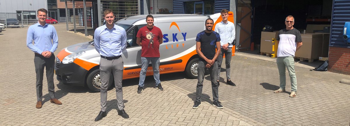 Met een warm onthaal, en niet alleen vanwege de hoge temperatuur, ontvingen we gisteren zes nieuwe SkyLifters voor hun eerste werkdag.

Raymond, Robin, Marcel, Victor, Sieme en Sander; van harte welkom bij SkyLift!