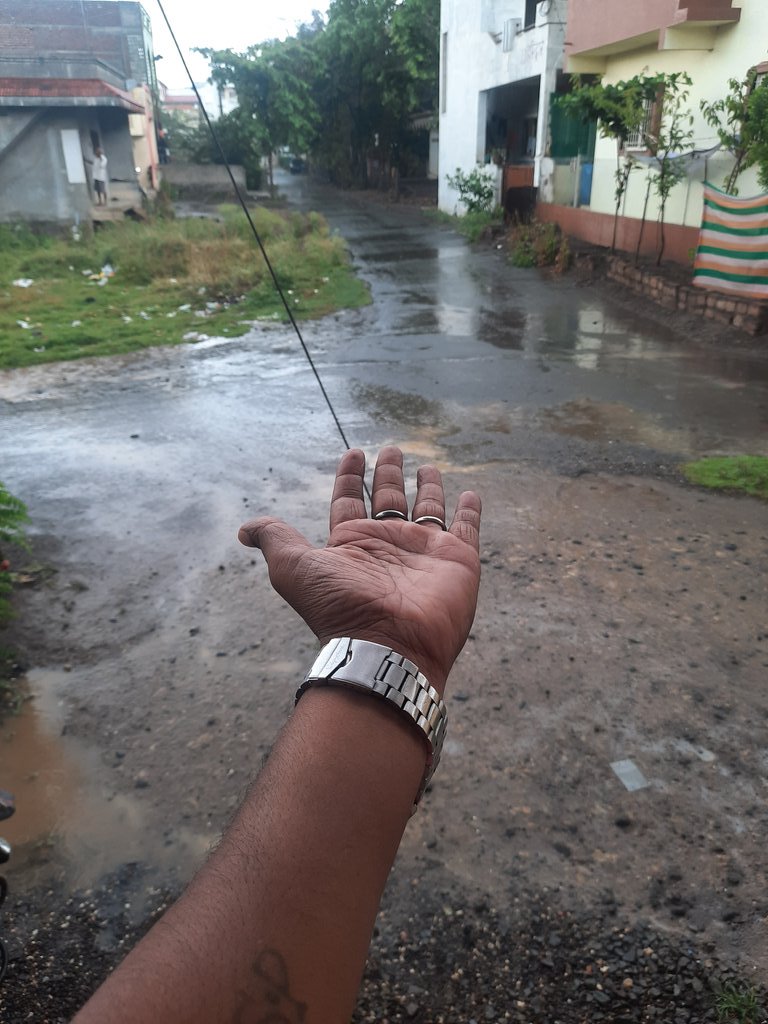 पडणाऱ्या पावसापेक्षा
मनात साचलेल्या "आठवणीच"
जास्त भिजवतात..