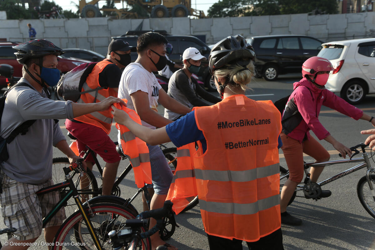 gpph's tweet image. LOOK: Civilian volunteers set up temporary bike lanes &amp;amp; provided reflectorized vests to underprotected bikers along Commonwealth Ave

Commuters shifted to cycling for health &amp;amp; environmental benefits, amid lack of safe &amp;amp; accessible mass transport during the GCQ

#WorldBicycleDay
