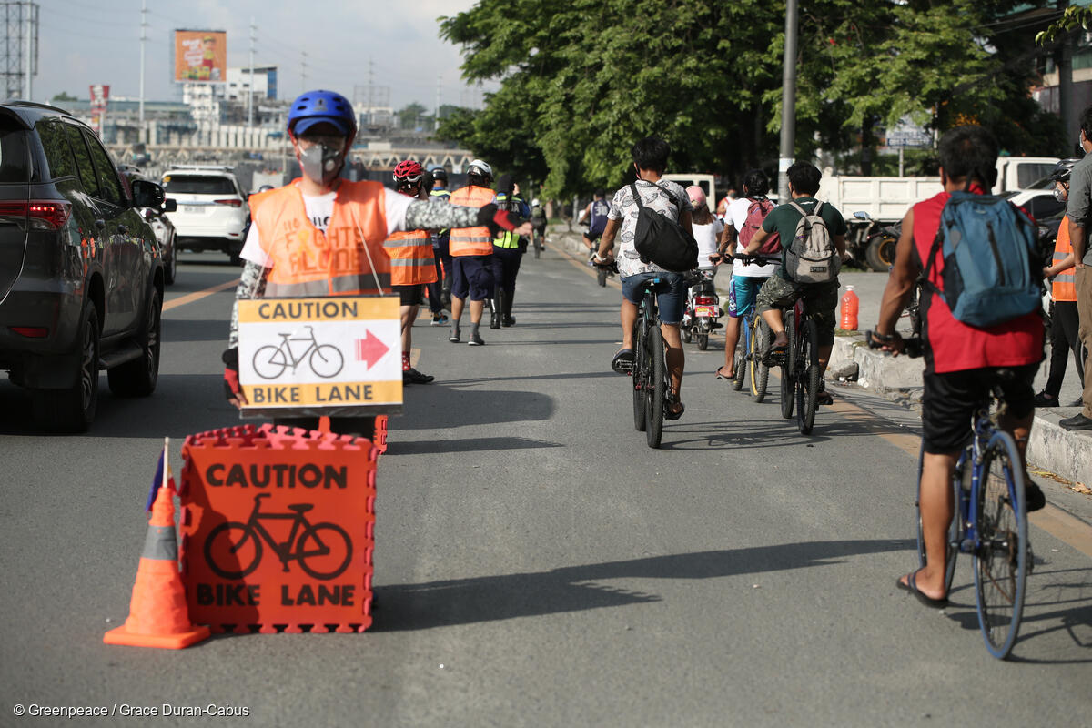 gpph's tweet image. LOOK: Civilian volunteers set up temporary bike lanes &amp;amp; provided reflectorized vests to underprotected bikers along Commonwealth Ave

Commuters shifted to cycling for health &amp;amp; environmental benefits, amid lack of safe &amp;amp; accessible mass transport during the GCQ

#WorldBicycleDay