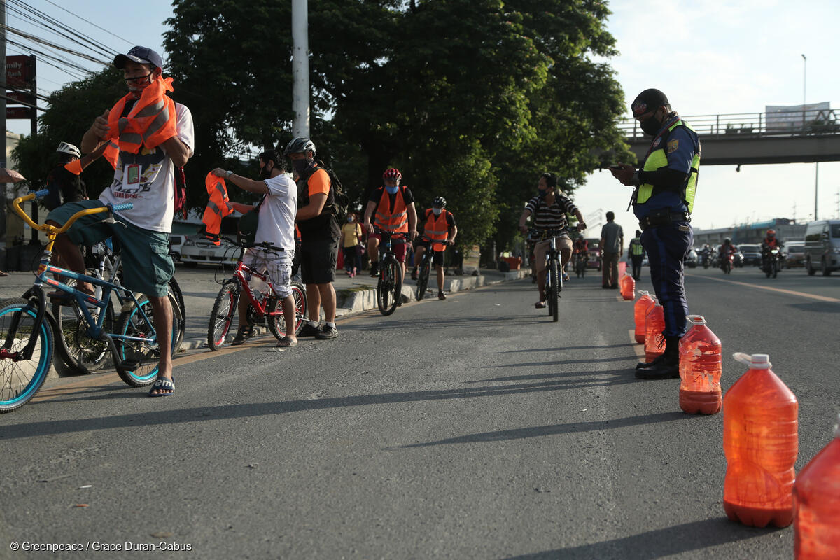 gpph's tweet image. LOOK: Civilian volunteers set up temporary bike lanes &amp;amp; provided reflectorized vests to underprotected bikers along Commonwealth Ave

Commuters shifted to cycling for health &amp;amp; environmental benefits, amid lack of safe &amp;amp; accessible mass transport during the GCQ

#WorldBicycleDay