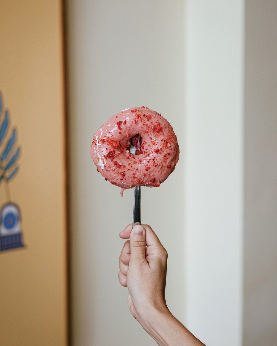 ksabsabb's tweet photo. RASPBERRY ROSE 🍩 >> @dropbydough ที่ไหนอร่อย ที่นั่นฉันจะมาบ่อย ทุกคนอาจจะไม่รู้ แฟนคลับอาจจะไม่รู้ แต่ฉันรู้ 🥰 อร่อยมากที่สุด 🤟🏻 #basFOODshot #basHOPPING #dropbydough 🍒 #handsinframe 🍴 https://t.co/bTzsjJufdK