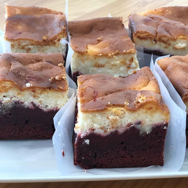 Hoy tenemos una de nuestras especialidades, brownie de red velvet con cheesecake! Disfruta del miércoles! #brownie #sevilla #montequinto #dulcemarietartas #food #reposteriaartesanal