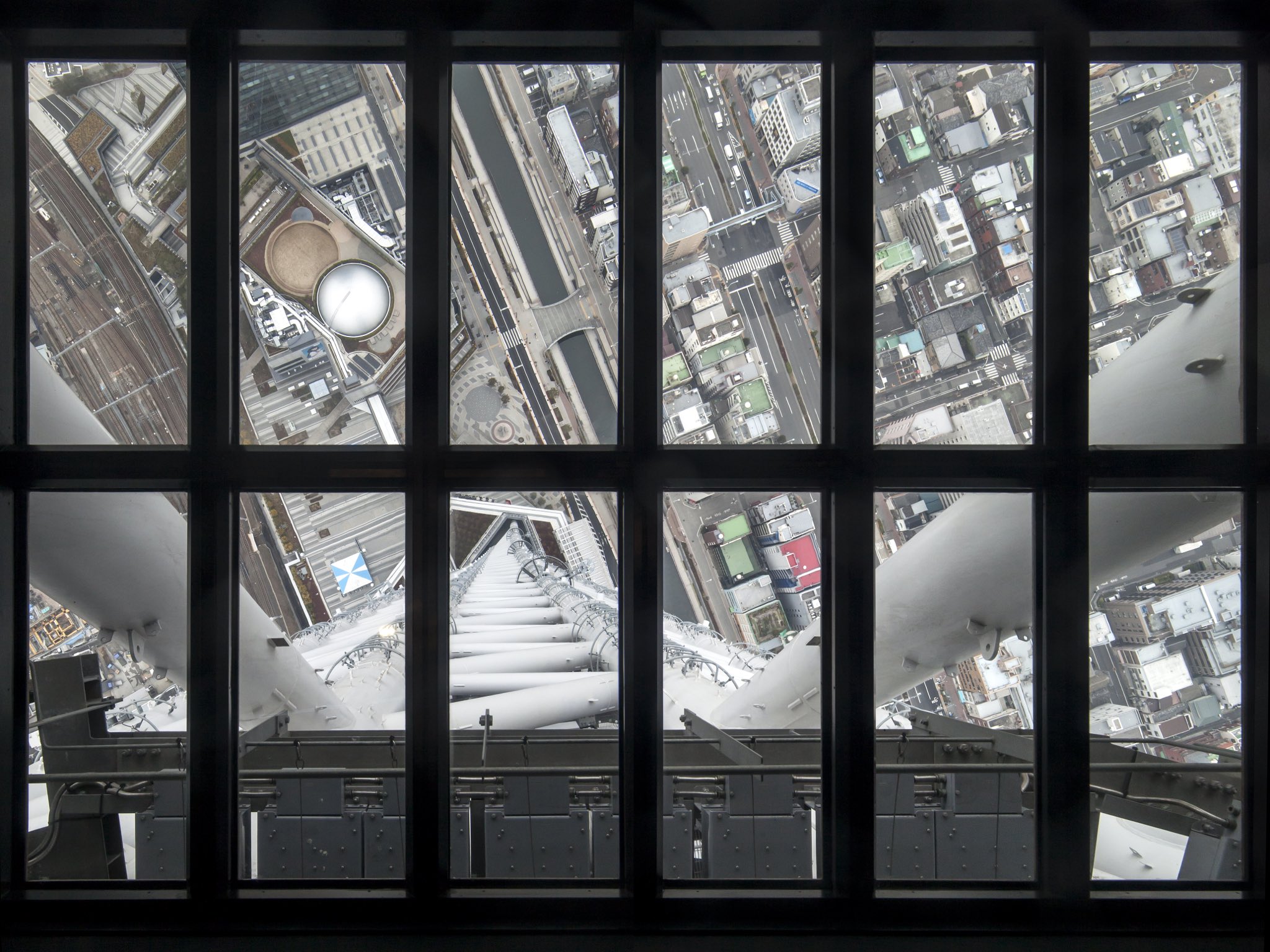 スカイツリー Tokyo Skytree 宙に浮いてる スカイツリーの高さを感じられる 天望デッキ フロア340の ガラス床 足元がガラス張りになっていて 340m下が透けて見えるんです ぜひ写真越しに この迫力を感じてみてください T Co