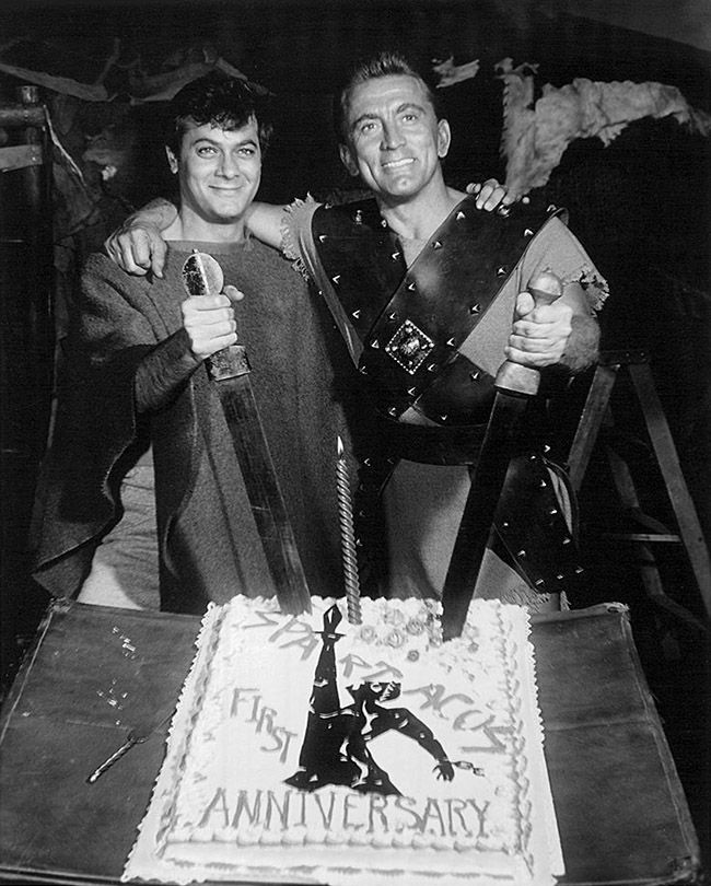 « Être acteur est une chose que nous pratiquons tous à un moment donné de notre vie. Nous sommes différents pour nos mères, nos pères, nos amis (...). Nous nous réajustons tout le temps. »

Tony Curtis naissait il y a 95 ans à New-York.
Quel est votre film préféré de l'acteur ?🤔