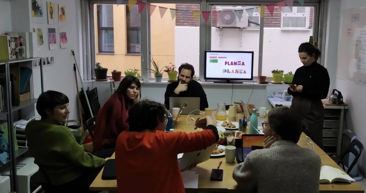 PLANEA es una iniciativa que germina a partir de la suma de experiencias previas de la Fundación y los nodos Pedagogías Invisibles, PERMEA y ZEMOS98, con una vocación de trabajar junto a los centros educativos a lo largo de 5 años.