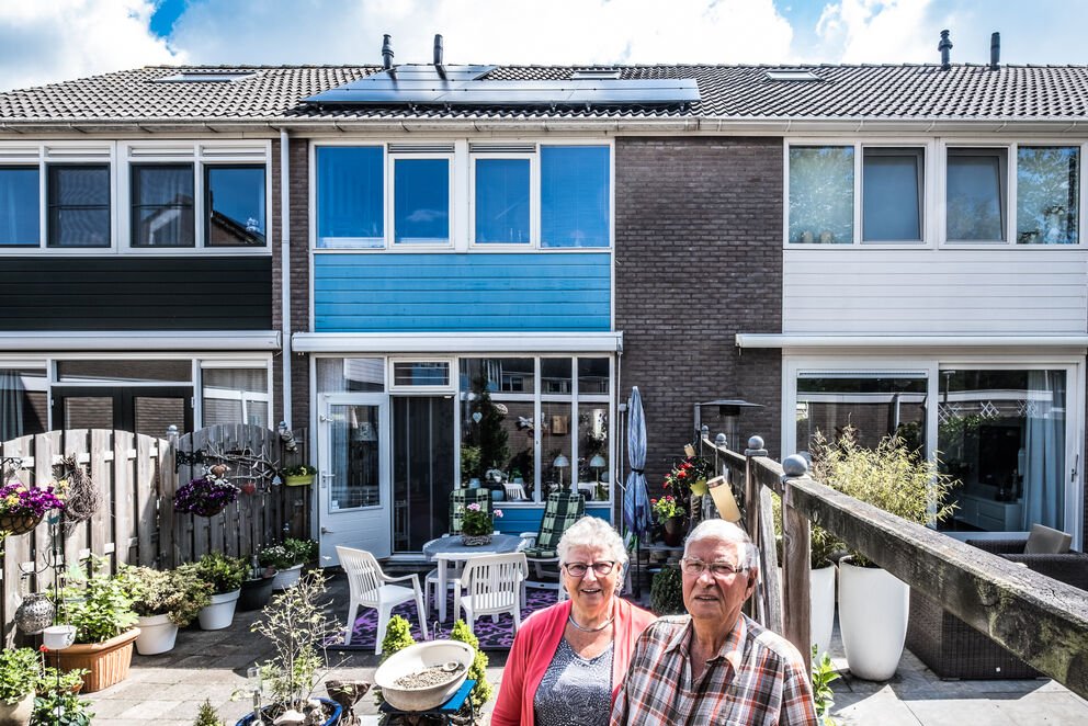 Meneer en mevrouw van de Steen zijn de eerste huurders van woningcorporatie Parteon waarbij zonnepanelen geplaatst worden. “We hoeven geen investeringen te doen en kunnen toch gebruik maken van de duurzame energie. Een heel mooi aanbod!”.