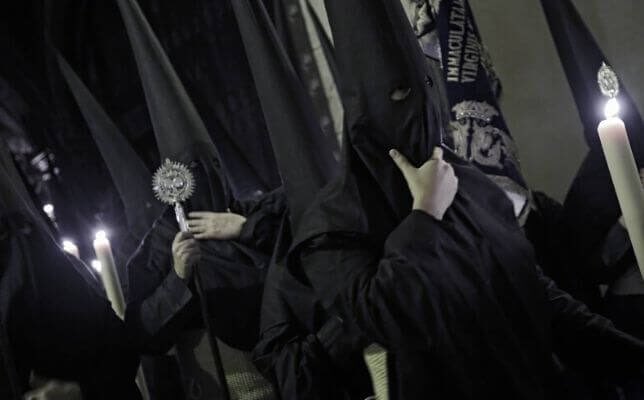 Soy cofrade, CREYENTE y componente de una banda.
Le pido a Dios, que un año no haya bandas de música en las hermandades.
Él se va a dar cuenta verdaderamente quien lo quiere y va a verlo por amor y devoción, y quien va por la banda.
“El de arriba es más importante que la música”.