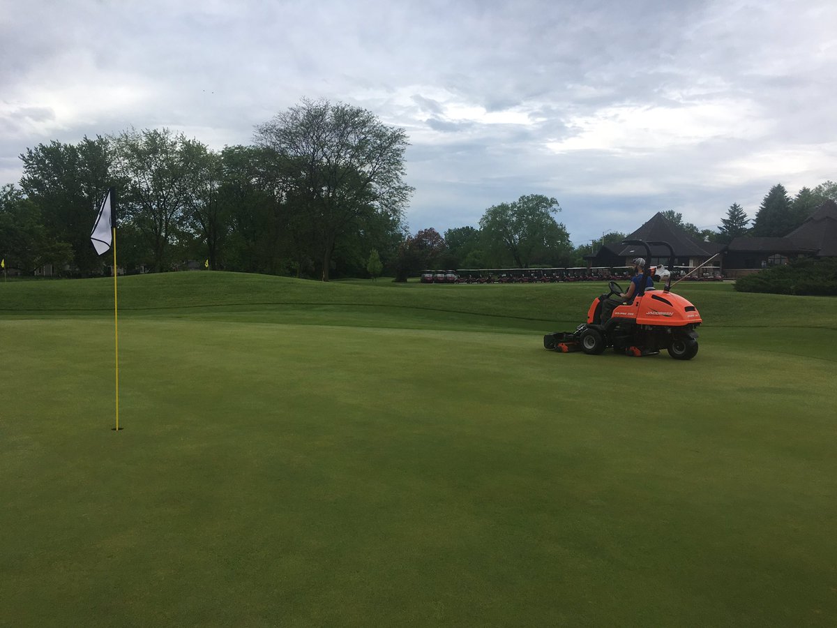 benjpfeffer's tweet photo. Training Day on greens with Ryan @FoxRunGolfLinks. This is his second time out triplex mowing greens. He gets it!! I personally get no better satisfaction than having new employees taking pride in their work and applying the knowledge / advice given to produce quality product!! https://t.co/I9HlK6BvFC