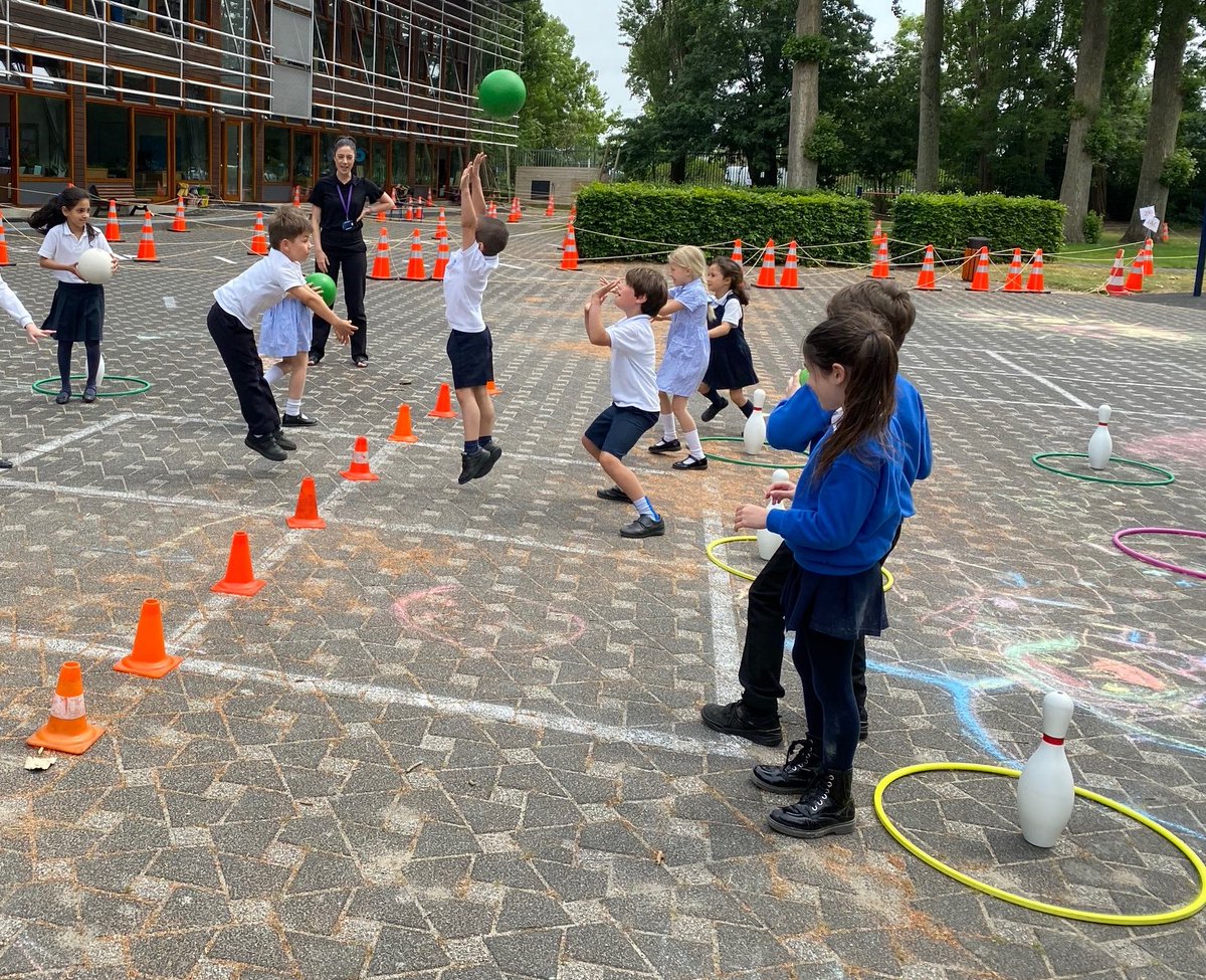 BSNJSV's tweet image. #JSVY2 had an active afternoon playing a range of different activities to get their hearts racing. They had opportunities to use their teamwork skills, hand-eye coordination, courage and perseverance.