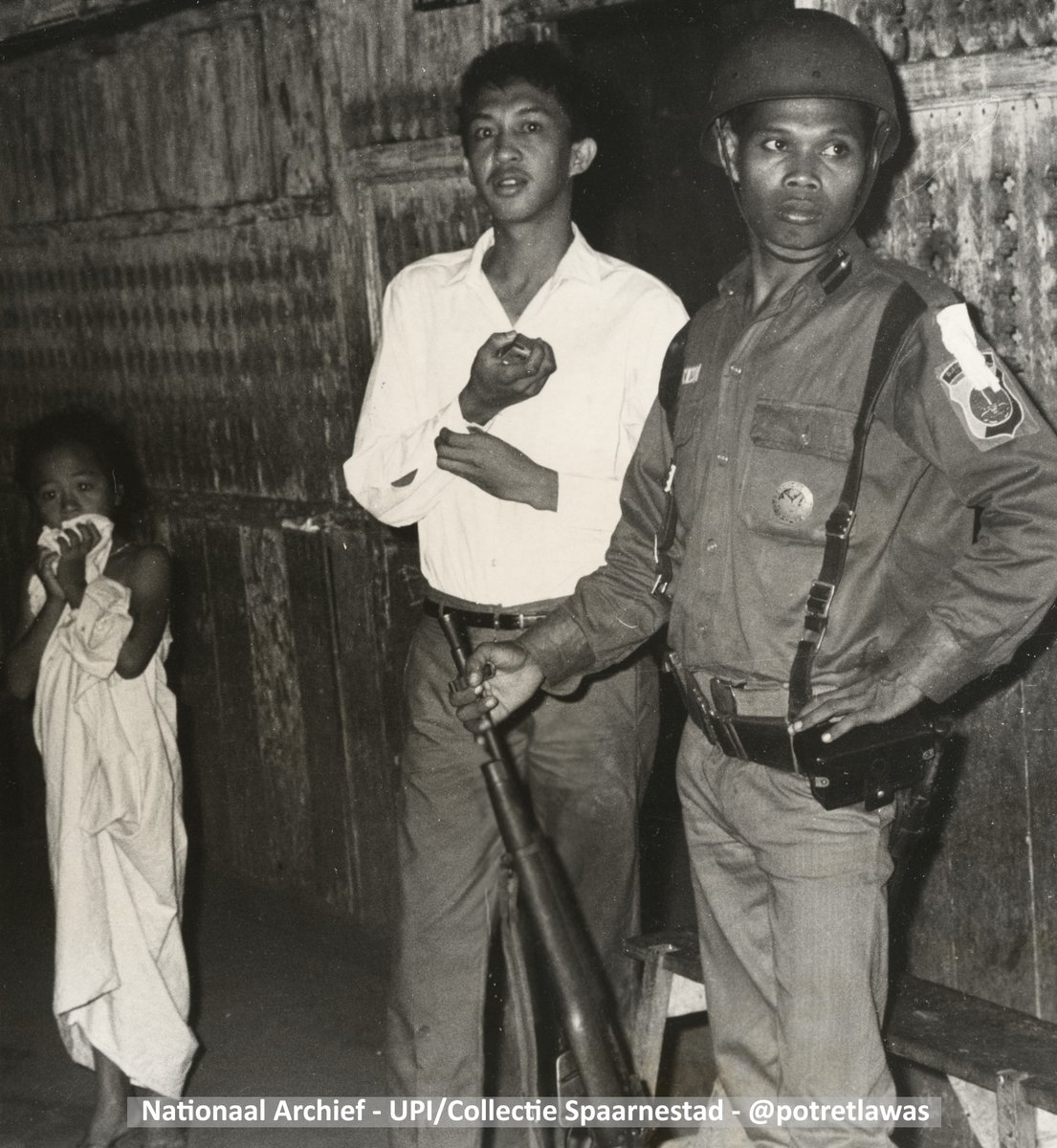 Persalinan terakhir. Pria ini masih sempat berganti baju saat dijemput tentara dari rumahnya di Jakarta, 14 Oktober 1965.

Beratus ribu orang diduga komunis diambil pada masa ini, tanpa tahu sebab dan akan diapakan. Sebagian besarnya dibui atau dibunuh, tanpa proses pengadilan.