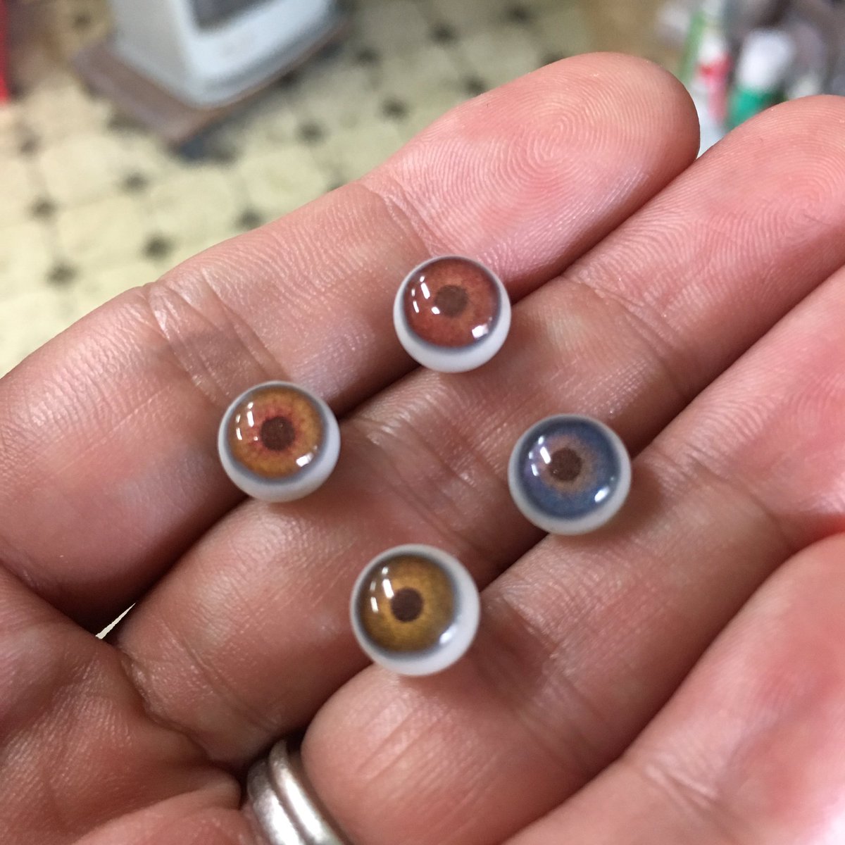 OkuyamaT2c's tweet photo. 久々に作ったモル用義眼。
画像1.3
昨日仕上がった 虹彩を暗めにして瞳孔(黒目)との差が少ないタイプ。
画像2.4
昨年作った 虹彩が明るくて瞳孔との差がクッキリしてるタイプ。
次の仔はどれにするか🤔
#義眼 #ポリエステル樹脂
#ドールアイ #アートドール
#dolleye #polyesterresin
#artdoll https://t.co/nMoAuI8KaQ