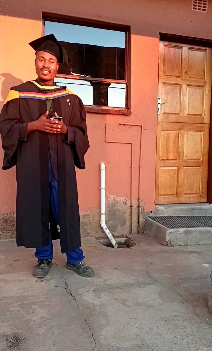 17Eugenemc's tweet photo. Hi @Boity, not sure if u still remember me. Your kind gesture a year ago is one of the things that made this day possible. I graduated this morning. Thanks again ❤
#CPUTSummerGrad2019 https://t.co/k40khUdnt8 https://t.co/eFo64fb0gO
